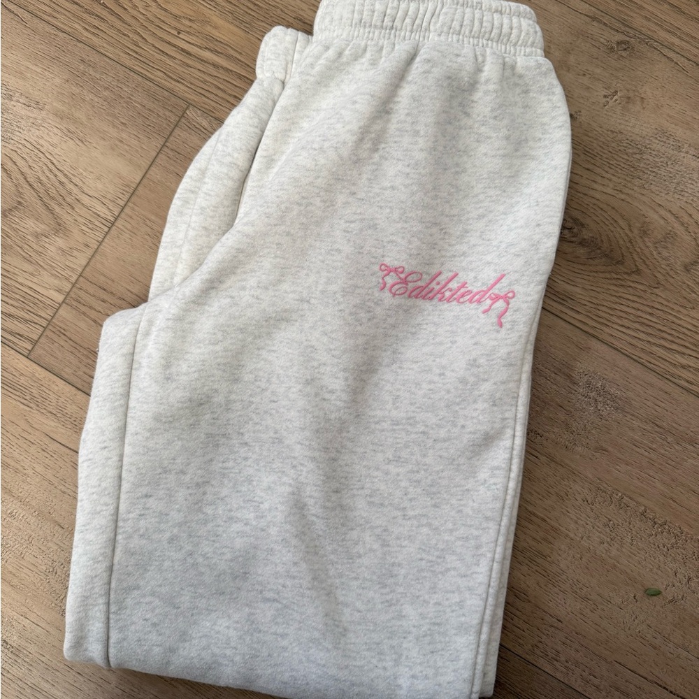 Edikted Light Gray Sweatpants with Pink Logo